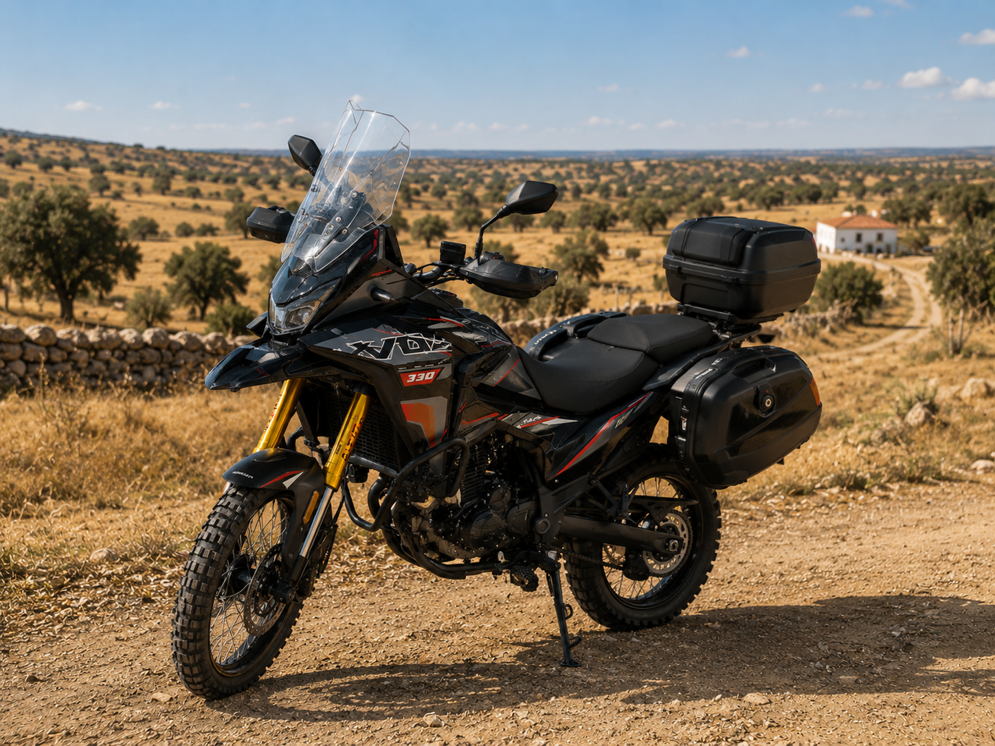 Vinto X-ADV 300 equipada para viagem num caminho do Alentejo.